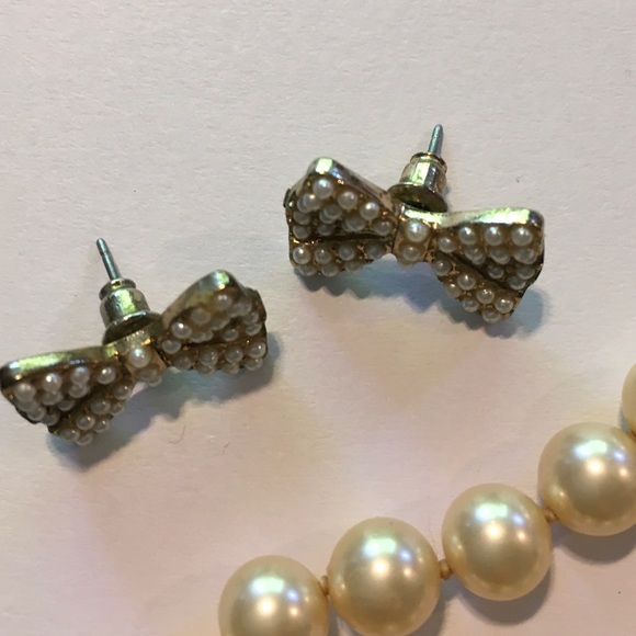 VTG Curated Trio - Pearls Roses and Bows jewelry set - Picture 5 of 11